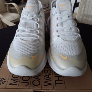 Nike Air Max Motion 2